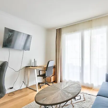Elegant Avec Balcon Proche De La Defense Apartment Paris